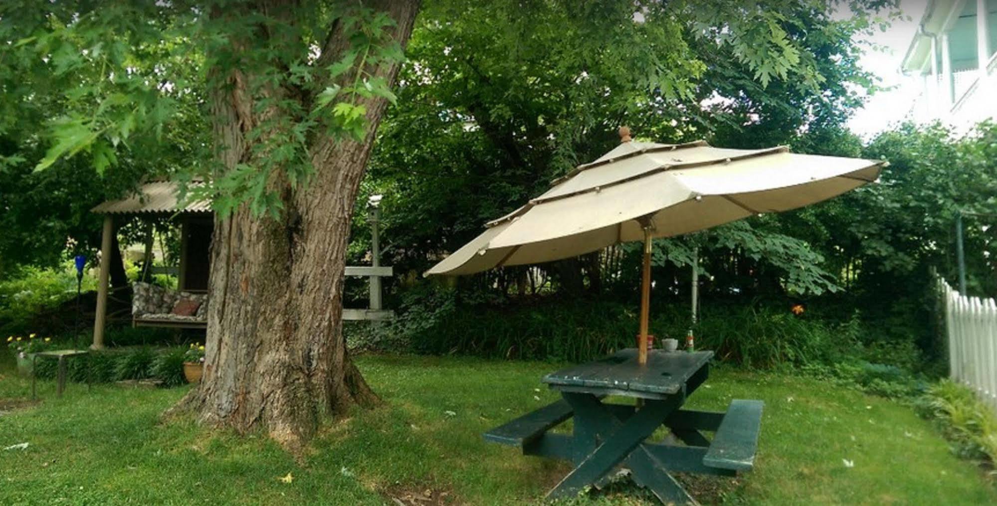 Lily Garden Bed And Breakfast Harpers Ferry Exterior photo